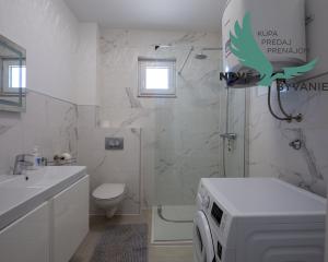 Na predaj: Priestranný 4 izbový apartmán na ostrove Vir v Chorvátsku