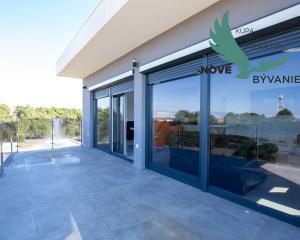 Na predaj: Priestranný 4 izbový apartmán na ostrove Vir v Chorvátsku