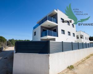 Na predaj: Priestranný 4 izbový apartmán na ostrove Vir v Chorvátsku