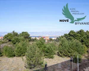 Na predaj: Priestranný 4 izbový apartmán na ostrove Vir v Chorvátsku