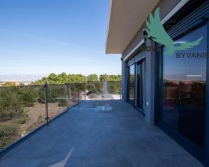 Na predaj: Priestranný 4 izbový apartmán na ostrove Vir v Chorvátsku