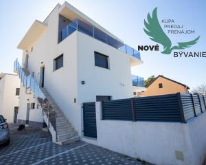 Na predaj: Priestranný 4 izbový apartmán na ostrove Vir v Chorvátsku