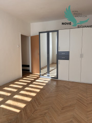 ZNIŽENÁ CENA - 2 - izbový byt po rekonštrukcii s novým balkónom Valaská