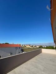 CHORVÁTSKO - EXKLUZÍVNE NA PREDAJ 4-IZBOVÝ APARTMÁN S VÝHĽADOM NA MORE, OSTROV VIR