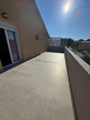 CHORVÁTSKO - EXKLUZÍVNE NA PREDAJ 4-IZBOVÝ APARTMÁN S VÝHĽADOM NA MORE, OSTROV VIR