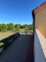 CHORVÁTSKO - EXKLUZÍVNE NA PREDAJ 4-IZBOVÝ APARTMÁN S VÝHĽADOM NA MORE, OSTROV VIR