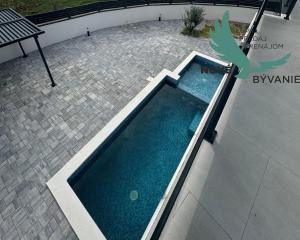 EXKLUZÍVNA NOVOSTAVBA S BAZÉNOM - OSTROV VIR, CHORVÁTSKO