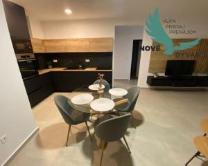 CHORVÁTSKO, PRIVLAKA - MODERNÝ APARTMÁN S VÝHĽADOM NA MORE LEN 150 M OD PLÁŽE