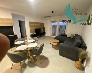 CHORVÁTSKO, PRIVLAKA - MODERNÝ APARTMÁN S VÝHĽADOM NA MORE LEN 150 M OD PLÁŽE