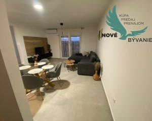 CHORVÁTSKO, PRIVLAKA - MODERNÝ APARTMÁN S VÝHĽADOM NA MORE LEN 150 M OD PLÁŽE