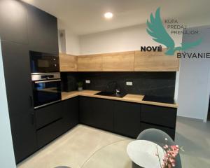 CHORVÁTSKO, PRIVLAKA - MODERNÝ APARTMÁN S VÝHĽADOM NA MORE LEN 150 M OD PLÁŽE