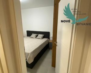 CHORVÁTSKO, PRIVLAKA - MODERNÝ APARTMÁN S VÝHĽADOM NA MORE LEN 150 M OD PLÁŽE