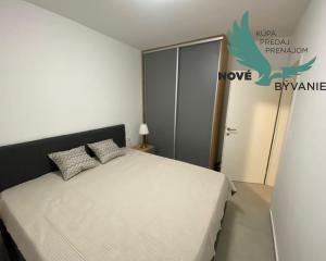 CHORVÁTSKO, PRIVLAKA - MODERNÝ APARTMÁN S VÝHĽADOM NA MORE LEN 150 M OD PLÁŽE