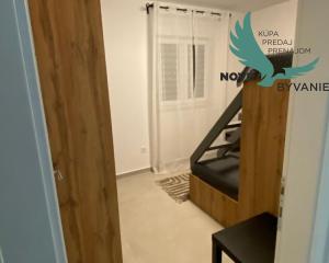 CHORVÁTSKO, PRIVLAKA - MODERNÝ APARTMÁN S VÝHĽADOM NA MORE LEN 150 M OD PLÁŽE