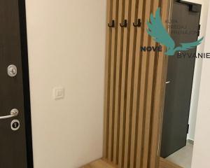 CHORVÁTSKO, PRIVLAKA - MODERNÝ APARTMÁN S VÝHĽADOM NA MORE LEN 150 M OD PLÁŽE