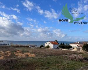 CHORVÁTSKO, PRIVLAKA - MODERNÝ APARTMÁN S VÝHĽADOM NA MORE LEN 150 M OD PLÁŽE