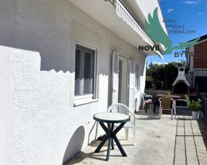 Chorvátsko- Dom s výhľadom na more blízko pláže na ostrove Vir