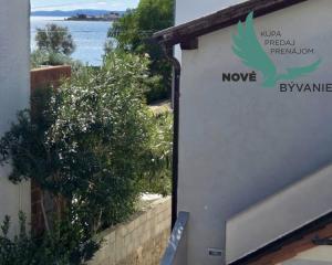 Chorvátsko- Dom s výhľadom na more blízko pláže na ostrove Vir