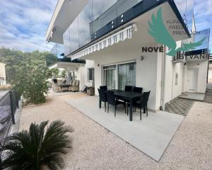 CHORVÁTSKO : VIR – PRÍZEMNÝ APARTMÁN S TERASOU, IBA 70 M OD MORA!