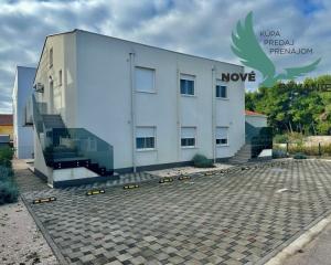 CHORVÁTSKO : VIR – PRÍZEMNÝ APARTMÁN S TERASOU, IBA 70 M OD MORA!