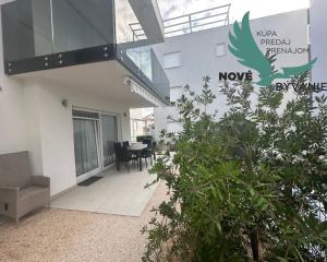 CHORVÁTSKO : VIR – PRÍZEMNÝ APARTMÁN S TERASOU, IBA 70 M OD MORA!