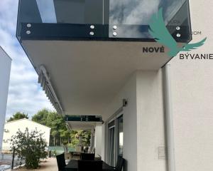 CHORVÁTSKO : VIR – PRÍZEMNÝ APARTMÁN S TERASOU, IBA 70 M OD MORA!