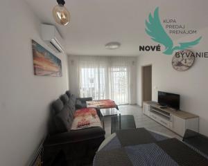 CHORVÁTSKO : VIR – PRÍZEMNÝ APARTMÁN S TERASOU, IBA 70 M OD MORA!