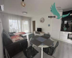 CHORVÁTSKO : VIR – PRÍZEMNÝ APARTMÁN S TERASOU, IBA 70 M OD MORA!