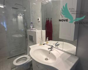 CHORVÁTSKO : VIR – PRÍZEMNÝ APARTMÁN S TERASOU, IBA 70 M OD MORA!