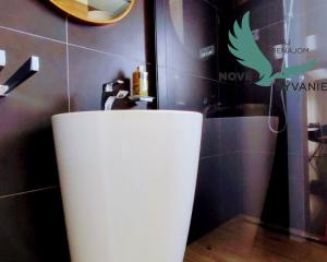 CHORVÁTSKO, OSTROV VIR  NA PREDAJ ŠTÝLOVÝ APARTMÁN S VÝHĽADOM NA MORE