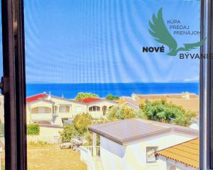 CHORVÁTSKO, OSTROV VIR  NA PREDAJ ŠTÝLOVÝ APARTMÁN S VÝHĽADOM NA MORE