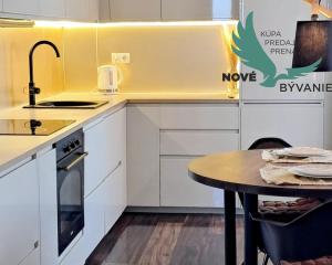 CHORVÁTSKO, OSTROV VIR  NA PREDAJ ŠTÝLOVÝ APARTMÁN S VÝHĽADOM NA MORE