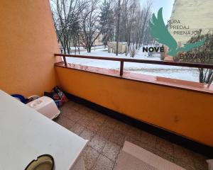 Pôvodný 2-izbový byt s južnou loggiou a nízkymi nákladmi – centrum Brezna - PREDAJ