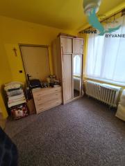 Pôvodný 2-izbový byt s južnou loggiou a nízkymi nákladmi – centrum Brezna - PREDAJ