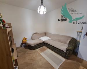 Pôvodný 2-izbový byt s južnou loggiou a nízkymi nákladmi – centrum Brezna - PREDAJ