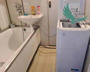 Pôvodný 2-izbový byt s južnou loggiou a nízkymi nákladmi – centrum Brezna - PREDAJ