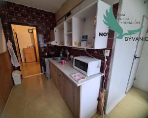 Pôvodný 2-izbový byt s južnou loggiou a nízkymi nákladmi – centrum Brezna - PREDAJ