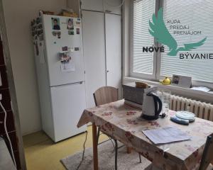 Pôvodný 2-izbový byt s južnou loggiou a nízkymi nákladmi – centrum Brezna - PREDAJ