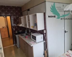 Pôvodný 2-izbový byt s južnou loggiou a nízkymi nákladmi – centrum Brezna - PREDAJ