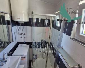 Chorvátsko, ostrov Vir - Na predaj priestranný apartmán s výhľadom na more!