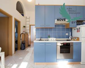 Chorvátsko , Petrčane - Na predaj zariadený apartmán s terasou