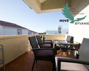 Chorvátsko , Petrčane - Na predaj zariadený apartmán s terasou