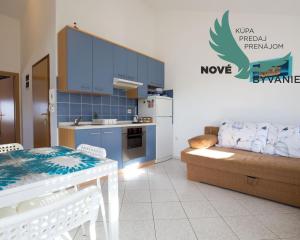 Chorvátsko , Petrčane - Na predaj zariadený apartmán s terasou