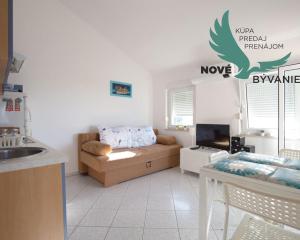 Chorvátsko , Petrčane - Na predaj zariadený apartmán s terasou