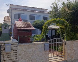 Chorvátsko - Na predaj dom s dvoma apartmánmi len 90 m od mora – Vrsi!