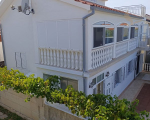 Chorvátsko - Na predaj dom s dvoma apartmánmi len 90 m od mora – Vrsi!