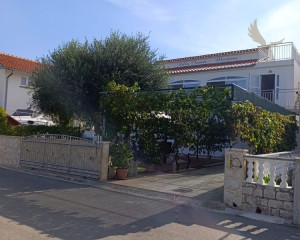 Chorvátsko - Na predaj dom s dvoma apartmánmi len 90 m od mora – Vrsi!
