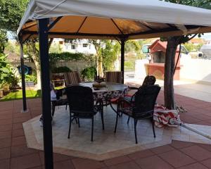 Chorvátsko - Na predaj dom s dvoma apartmánmi len 90 m od mora – Vrsi!