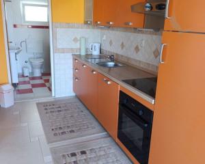 Chorvátsko - Na predaj dom s dvoma apartmánmi len 90 m od mora – Vrsi!