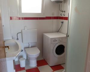 Chorvátsko - Na predaj dom s dvoma apartmánmi len 90 m od mora – Vrsi!